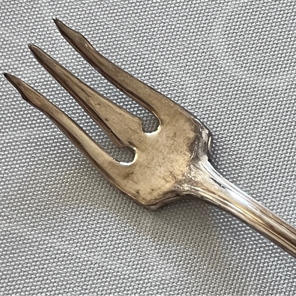 1932 Wm. A. Rogers A1 Plus Silver Plate seafood pickle Fork 6.5" Oneida Ltd. - Picture 9 of 11